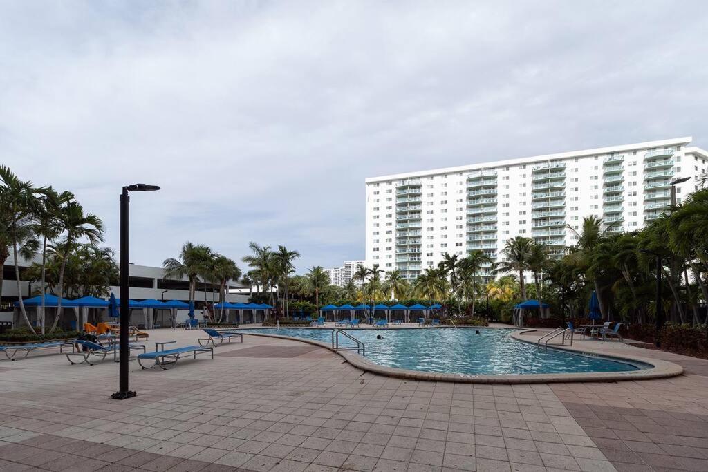 Stunning & Spacious Resort-Style Condo Across From Beach! Miami Beach Exterior photo